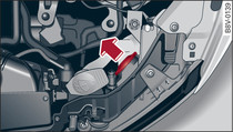 Motorraum: Entfernen der Abdeckung (Standlicht)