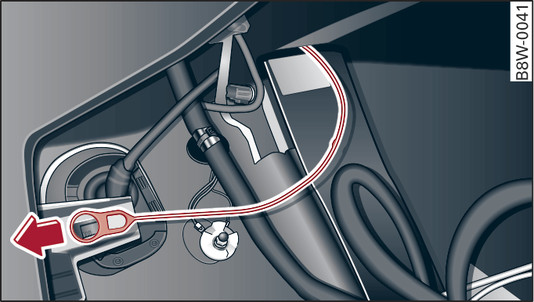 Fig. 326Bagagliaio: sbloccaggio di emergenza dello sportellino del serbatoio del carburante