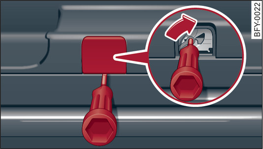 Fig. 31Interno del cofano del bagagliaio: accesso al dispositivo per lo sbloccaggio di emergenza