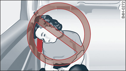 Obr. 136 Schématické zobrazení nebezpečných poloh sezení v oblasti rozpínání bočního airbagu