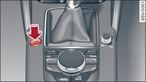 Středová konzola: tlačítko START ENGINE STOP (u komfortního klíčku)