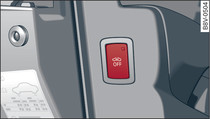 Čelní strana dveří řidiče: tlačítko hlídání vnitřního prostoru/ochrany proti odtažení vozidla