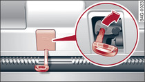 Внутренняя поверхность двери багажника: доступ к аварийной деблокировке