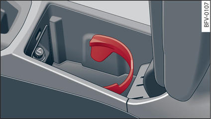 Fig. 60 Accoudoir central relevé : porte-gobelets*