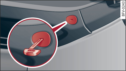 Obr. 24 Přístup k nouzovému odjištění vlevo v zavazadlovém prostoru pod zadním sklem.